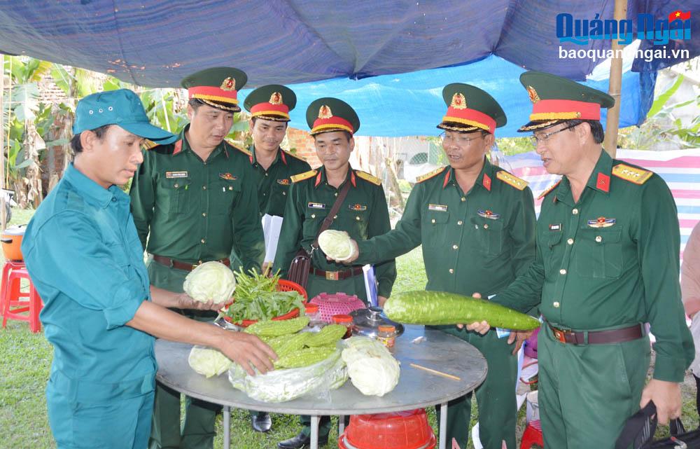 Đoàn kiểm tra của Bộ CHQS tỉnh kiểm tra công tác hậu cần trong huấn luyện dân quân tại huyện Nghĩa Hành.