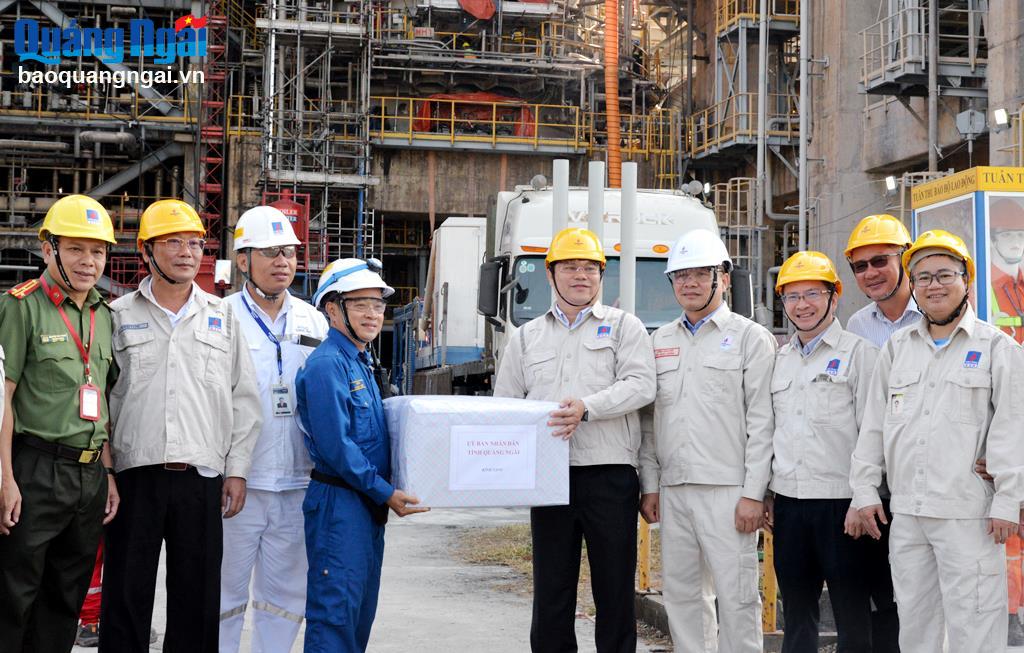 Phó Chủ tịch UBND tỉnh Trần Phước Hiền tặng quà cho công nhân, kỹ sư tham gia bảo dưỡng tổng thể lần 5 Nhà máy Lọc dầu Dung Quất.