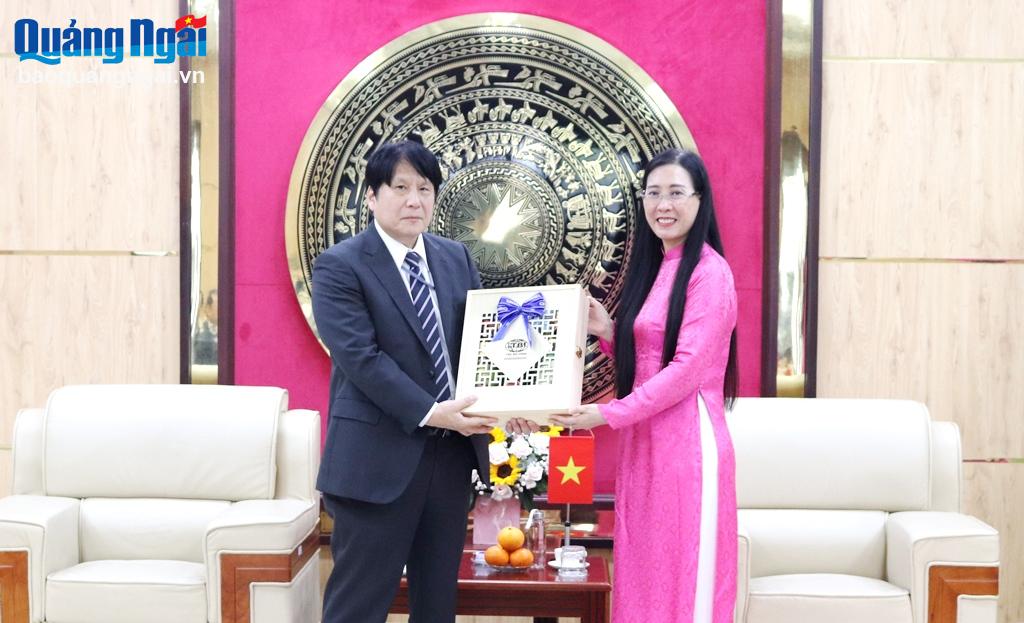 Ủy viên Trung ương Đảng, Bí thư Tỉnh ủy, Chủ tịch HĐND tỉnh Bùi Thị Quỳnh Vân tặng quà lưu niệm cho Tổng Lãnh sự Nhật Bản tại TP.Đà Nẵng Yakabe Yoshinori