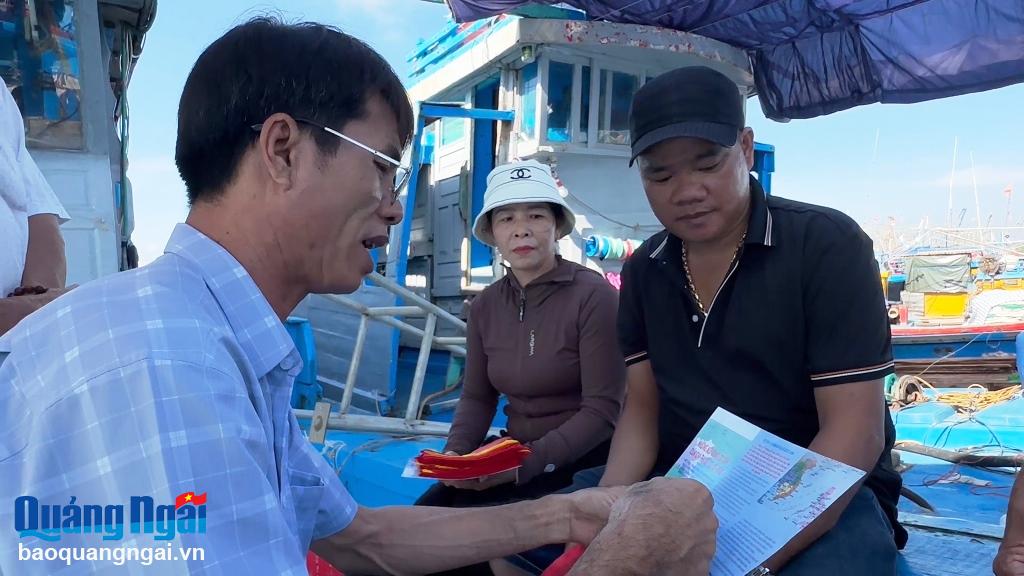 Ông Huỳnh Hữu Đàm tuyên truyền cho bà con ngư dân xã Bình Châu (Bình Sơn) về các quy định của nhà nước khi đánh bắt, khai thác hải sản trên biển. 