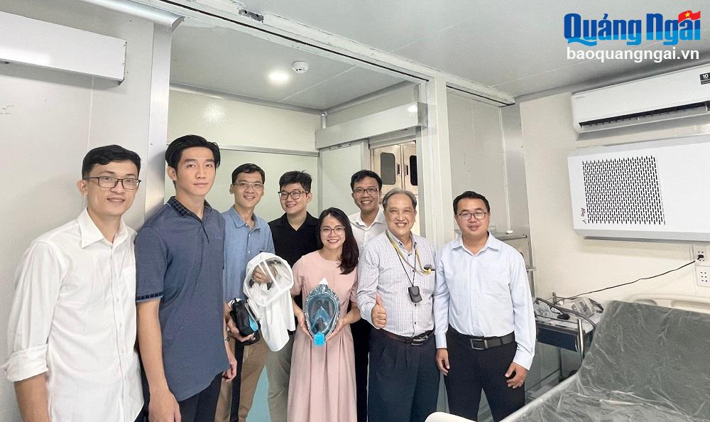 Phó Giáo sư, Tiến sĩ Lê Thanh Long (ngoài cùng bên phải) cùng nhóm nghiên cứu nghiệm thu thành công đề tài về “Phòng áp lực âm” trong năm 2023. Ảnh: NVCC