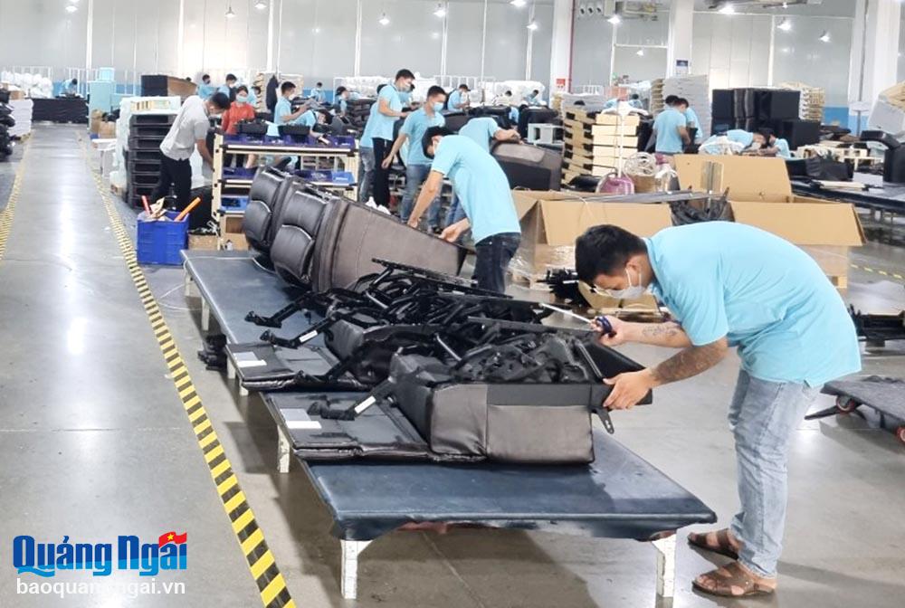  Sản xuất ghế sofa xuất khẩu tại Công ty TNHH Tân MaHang Việt Nam (KCN VSIP Quảng Ngãi).       Ảnh: PD