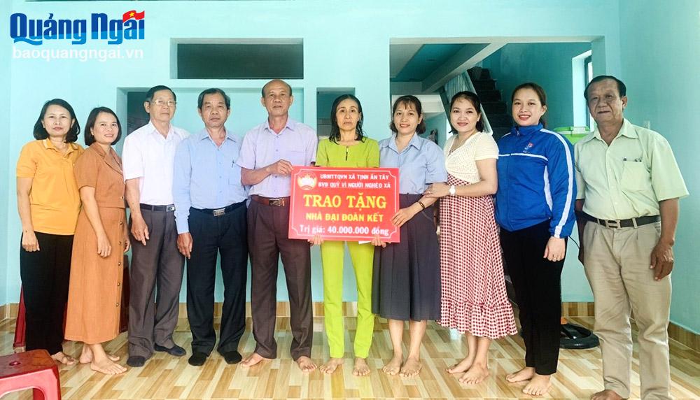 Ủy ban MTTQ Việt Nam xã Tịnh Ấn Tây (TP.Quảng Ngãi) bàn giao nhà đại đoàn kết cho hộ nghèo tại thôn Thống Nhất, xã Tịnh Ấn Tây vào chiều 21/3/2024.                                                                   Ảnh: DẠ NGUYỆT