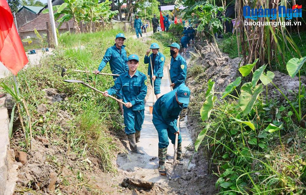Dân quân huyện Sơn Tịnh giúp dân nạo vét kênh mương nội đồng tại thôn Thọ Bắc, xã Tịnh Thọ.