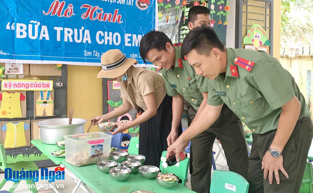 Chi đoàn Công an huyện Sơn Tây triển khai Chương trình “Bữa trưa cho em”. 