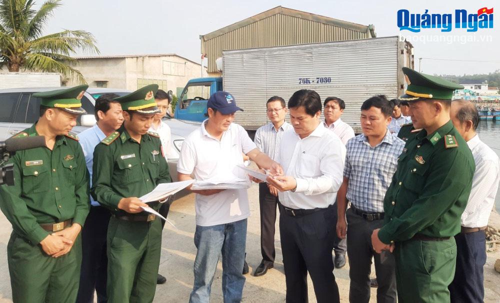 Phó Chủ tịch UBND tỉnh Trần Phước Hiền trao đổi với ngư dân TX.Đức Phổ về công tác chống khai thác IUU.