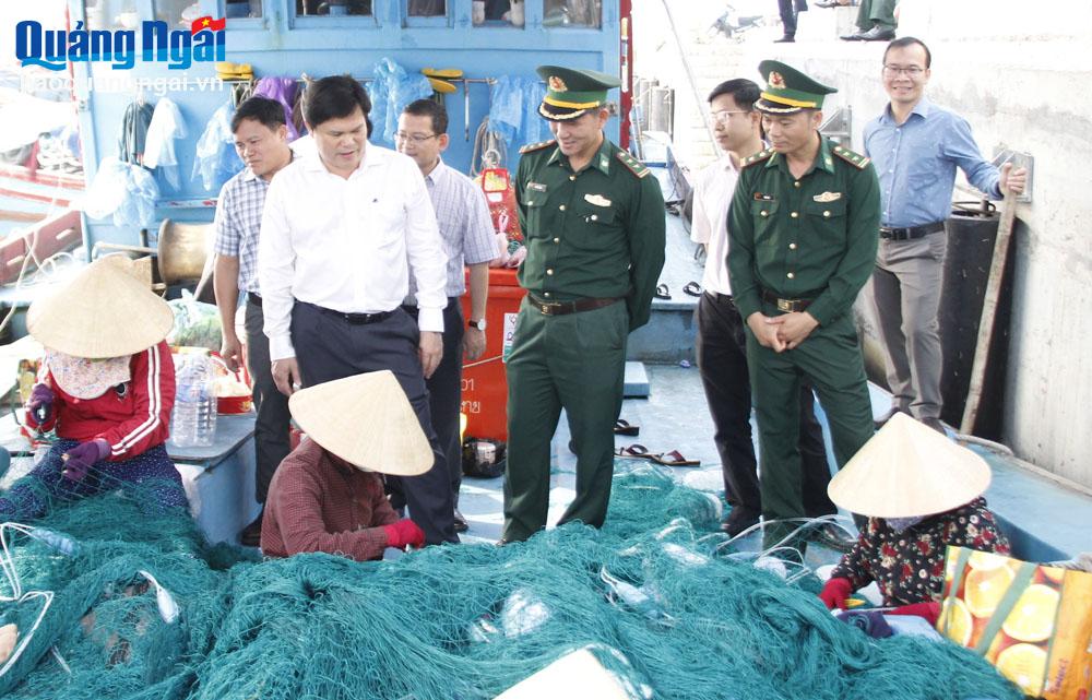 Phó Chủ tịch UBND tỉnh Trần Phước Hiền kiểm tra công tác chống khai thác IUU ở Cảng neo trú tàu thuyền Mỹ Á.