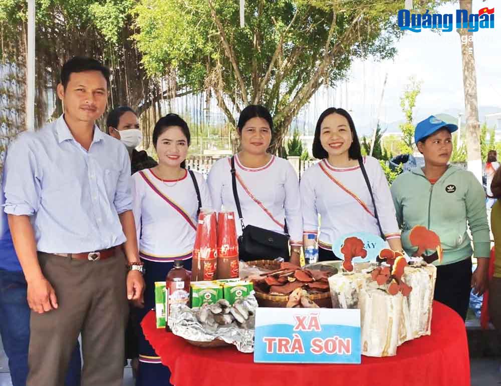 Xã Trà Sơn trưng bày sản phẩm nấm tại “Phiên chợ - Hương vị quê” năm 2024 do Hội Liên hiệp Phụ nữ huyện Trà Bồng tổ chức. 