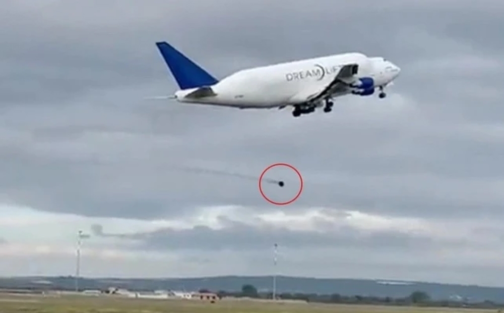 Máy bay Boeing lại gặp sự cố rơi bánh khi cất cánh