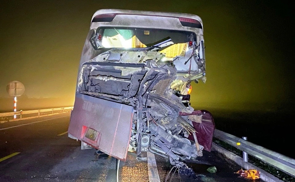 Chiếc xe khách giường nằm biến dạng sau vụ tai nạn trên cao tốc Cam Lộ - La Sơn - Ảnh: N.H
