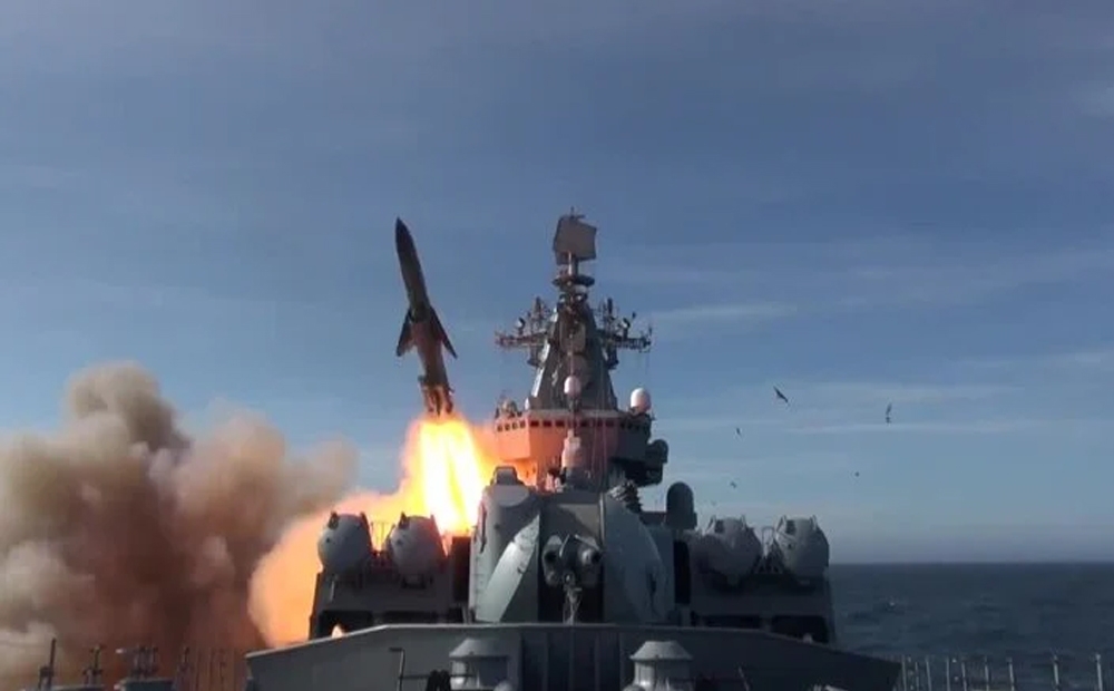 Tàu tuần dương Varyag của Nga phóng tên lửa hành trình chống hạm P-1000 Vulkan trong một cuộc tập trận. (Ảnh: Bộ Quốc phòng Nga)