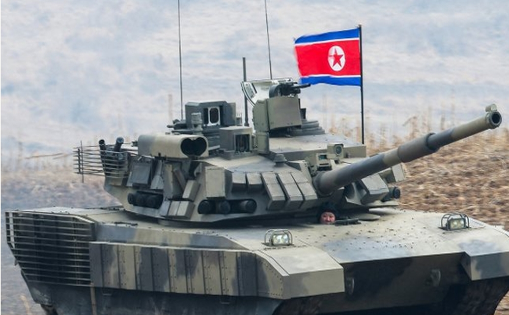 Ông Kim Jong-un lái thử xe tăng đời mới của Triều Tiên trong cuộc tập trận vào ngày 13/3. (Ảnh: KCNA)
