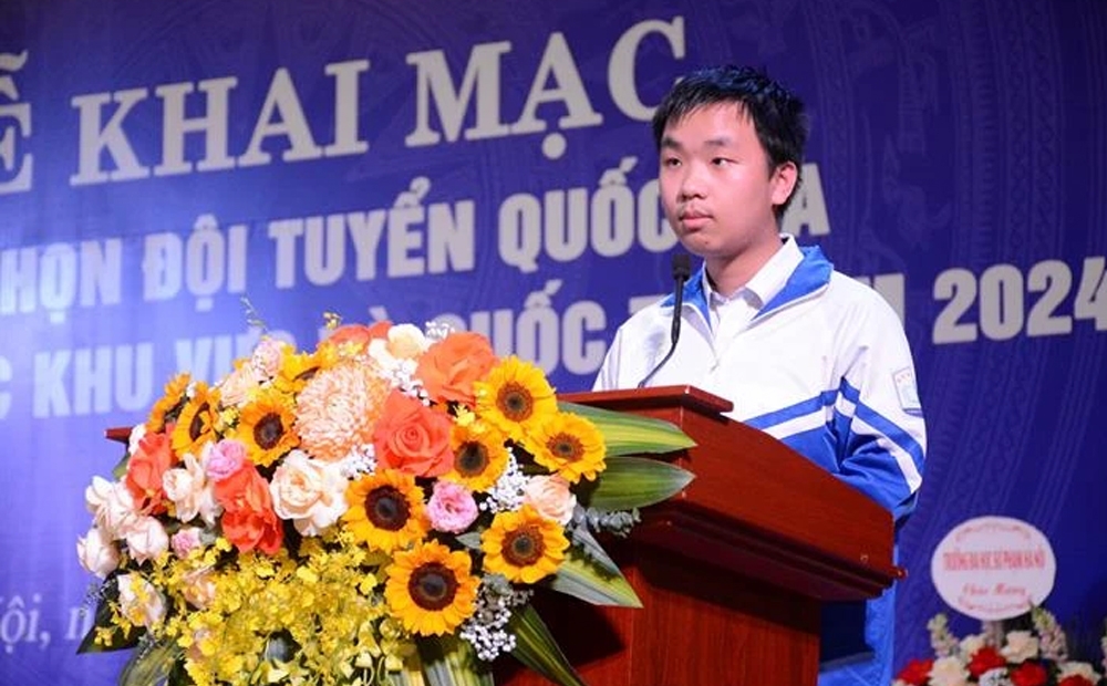 Thí sinh Tạ Đức Anh, Trường THPT chuyên Đại học Sư phạm Hà Nội, đại diện cho 190 thí sinh, phát biểu tại lễ khai mạc kỳ thi (Ảnh: Bộ Giáo dục và Đào tạo)