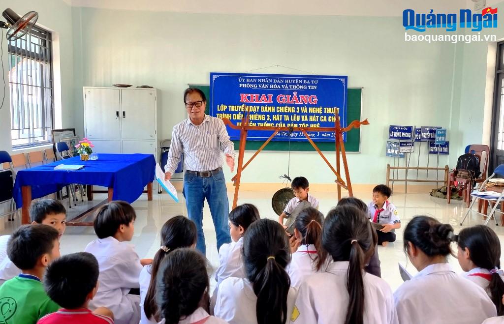 Nhạc sĩ Phạm Minh Đát - Phó Giám đốc Trung tâm Văn hóa Nghệ thuật tỉnh truyền dạy hát Ta lêu, Ca choi cho các học sinh.
