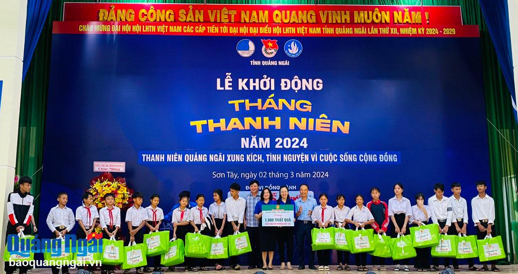Phó Chủ tịch Ủy ban MTTQ Việt Nam tỉnh Bùi Đức Thọ tặng quà cho thiếu nhi có hoàn cảnh khó khăn.