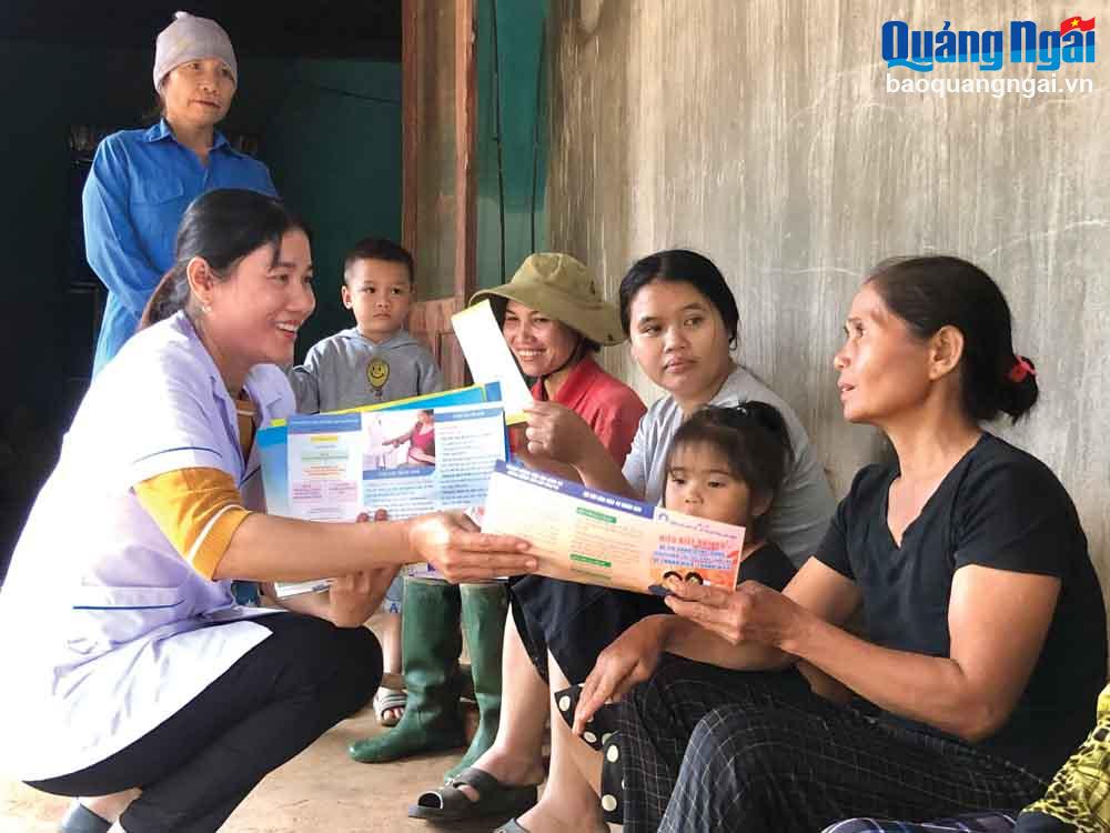 Nhân viên y tế huyện Sơn Hà 
tuyên truyền về sức khỏe sinh sản cho đồng bào dân tộc thiểu số tại 
địa phương.
Ảnh: PV