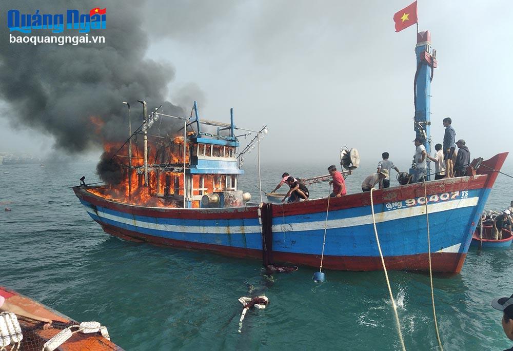 Các lực lượng chức năng và nhân dân nỗ lực dập tắt đám cháy trên tàu cá.
