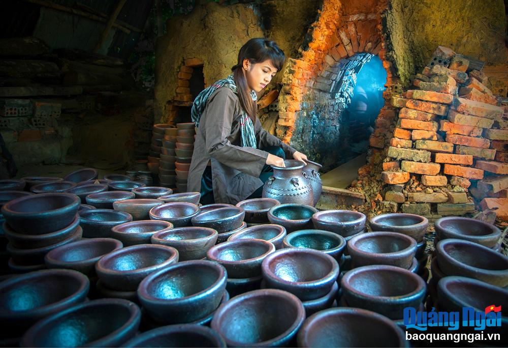 Làng gốm Mỹ Thiện, ở thị trấn Châu Ổ (Bình Sơn), là làng gốm nổi tiếng cả nước từ cách đây hàng trăm năm.  		                    Ảnh: BÙI THANH TRUNG