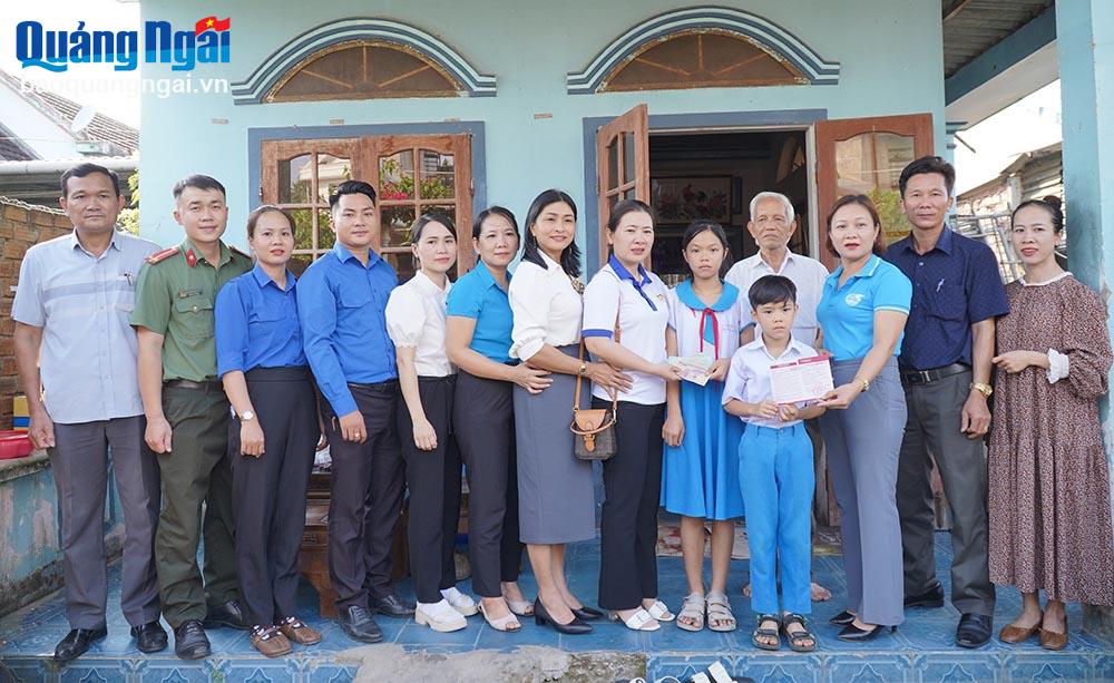 Các đơn vị tổ chức, cá nhân, nhà hảo tâm đến trao sổ tiết kiệm và những phần quà hỗ trợ cho hai chị em mồ côi Trang Ngọc Bảo Châu và Trạng Thiện Phát ở xã Tịnh Bắc, huyện Sơn Tịnh.