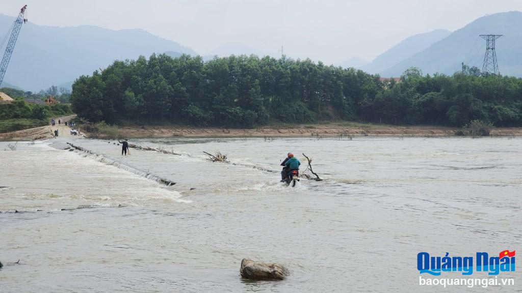 Vào mùa mưa, cầu tràn bắc qua sông Trà Khúc bị nước lũ nhấn chìm, giao thông chia cắt, nhiều người liều mình băng qua dòng nước chảy xiết rất nguy hiểm.
