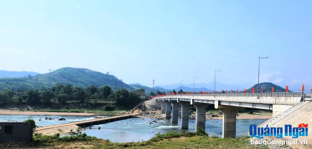 Cây cầu mới vững chãi hoàn thành thay thế cho cầu tràn đã xuống cấp đã mang lại niềm vui lớn cho người dân.