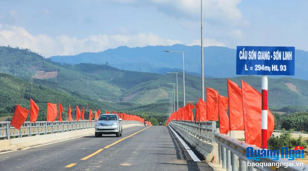 Cầu Sơn Giang – Sơn Linh hoàn thành tạo điều kiện thuận lợi cho việc đi lại và lưu thông hàng hóa của người dân trong vùng.