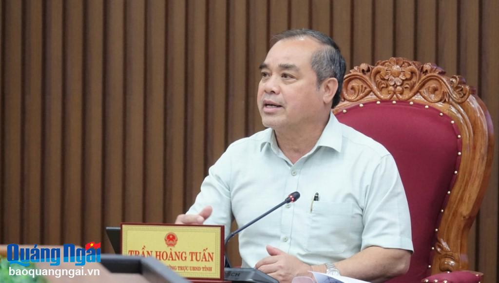 Phó Chủ tịch Thường trực UBND tỉnh Trần Hoàng Tuấn trao đổi về với các đại biểu.