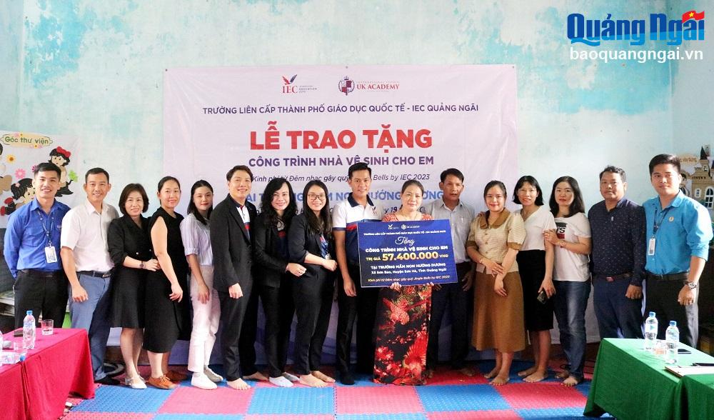 Ban Giám hiệu Trường Liên cấp thành phố giáo dục Quốc tế - IEC Quảng Ngãi bàn giao công trình nhà vệ sinh cho Trường mầm non Hướng Dương.