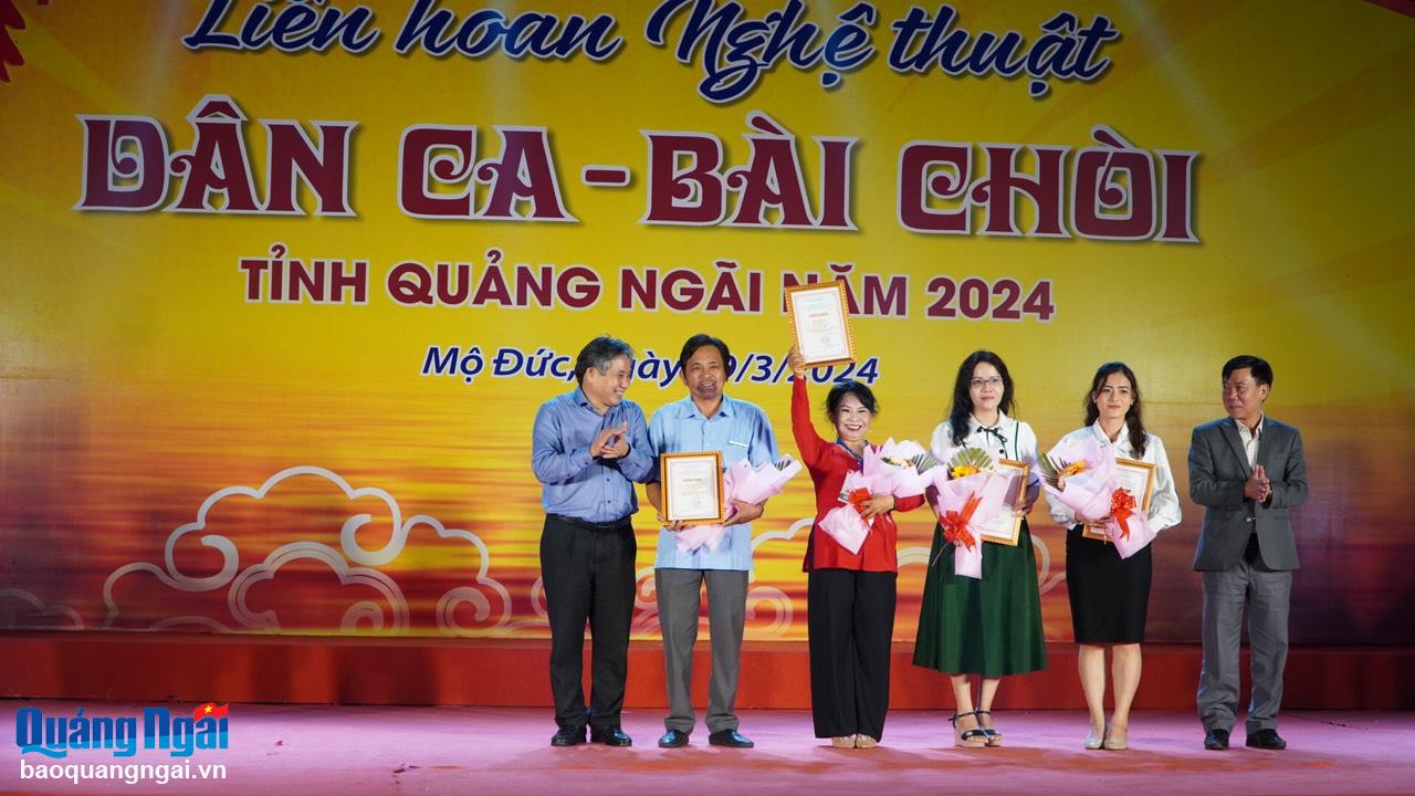 hó Chủ tịch HĐND tỉnh Nguyễn Tấn Đức vàTrưởng ban Tổ chức Tỉnh ủy Lữ Ngọc Bình trao giải A cho các đơn vị đoạt giải.