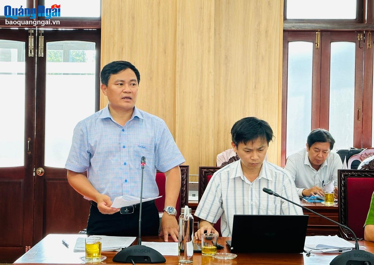 Giám đốc Sở NN&PTNT Hồ Trọng Phương báo cáo kết quả thực hiện chương trình xây dựng NTM tại cuộc họp. 