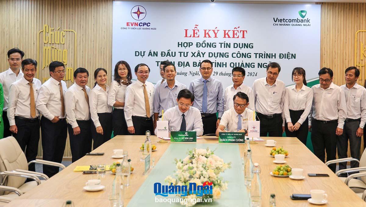 Vietcombank Quảng Ngãi và Điện lực Quảng Ngãi ký kết hợp đồng tín dụng.
