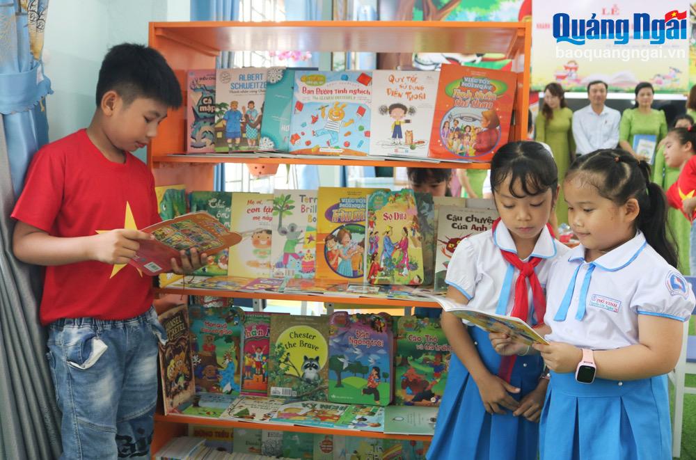 Các em học sinh Trường Tiểu học Phổ Vinh đọc sách tại thư viện.