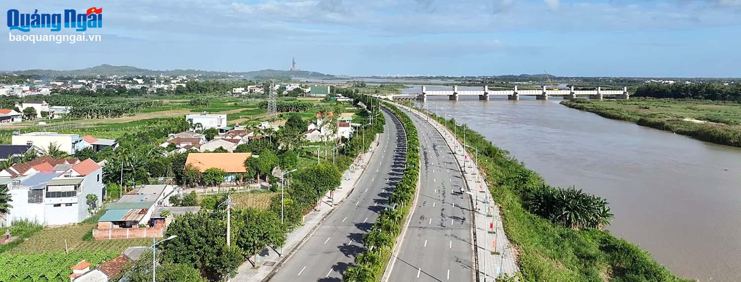 Đường Hoàng Sa thuộc tuyến đường ven biển Dung Quất - Sa Huỳnh đã đưa vào sử dụng, tạo động lực phát triển kinh tế, xã hội của địa phương. Ảnh: MAI LỰC