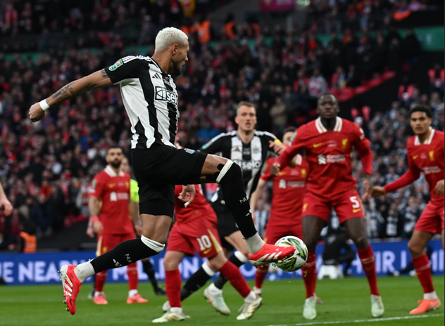 Joelinton trong một pha bóng tấn công của Newcastle.