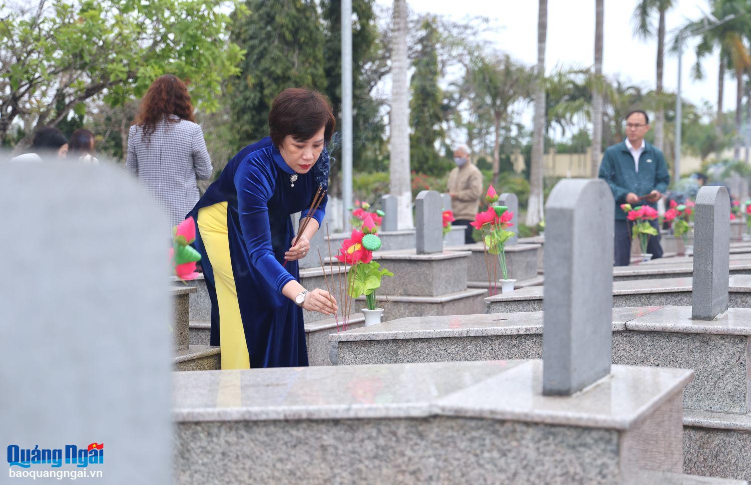 Lễ dâng hoa, dâng hương các Anh hùng liệt sĩ là hoạt động ý nghĩa thể hiện trách nhiệm, tình cảm thiêng liêng, sự tri ân của thế hệ hôm nay đối với thế hệ cha anh đi trước.