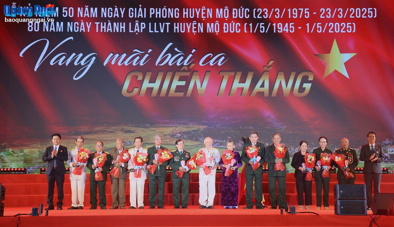 lãnh đạo huyện Mộ Đức đã tặng quà tri ân các Mẹ Việt Nam Anh hùng, Anh hùng LLVT, các cựu chiến binh tiêu biểu 