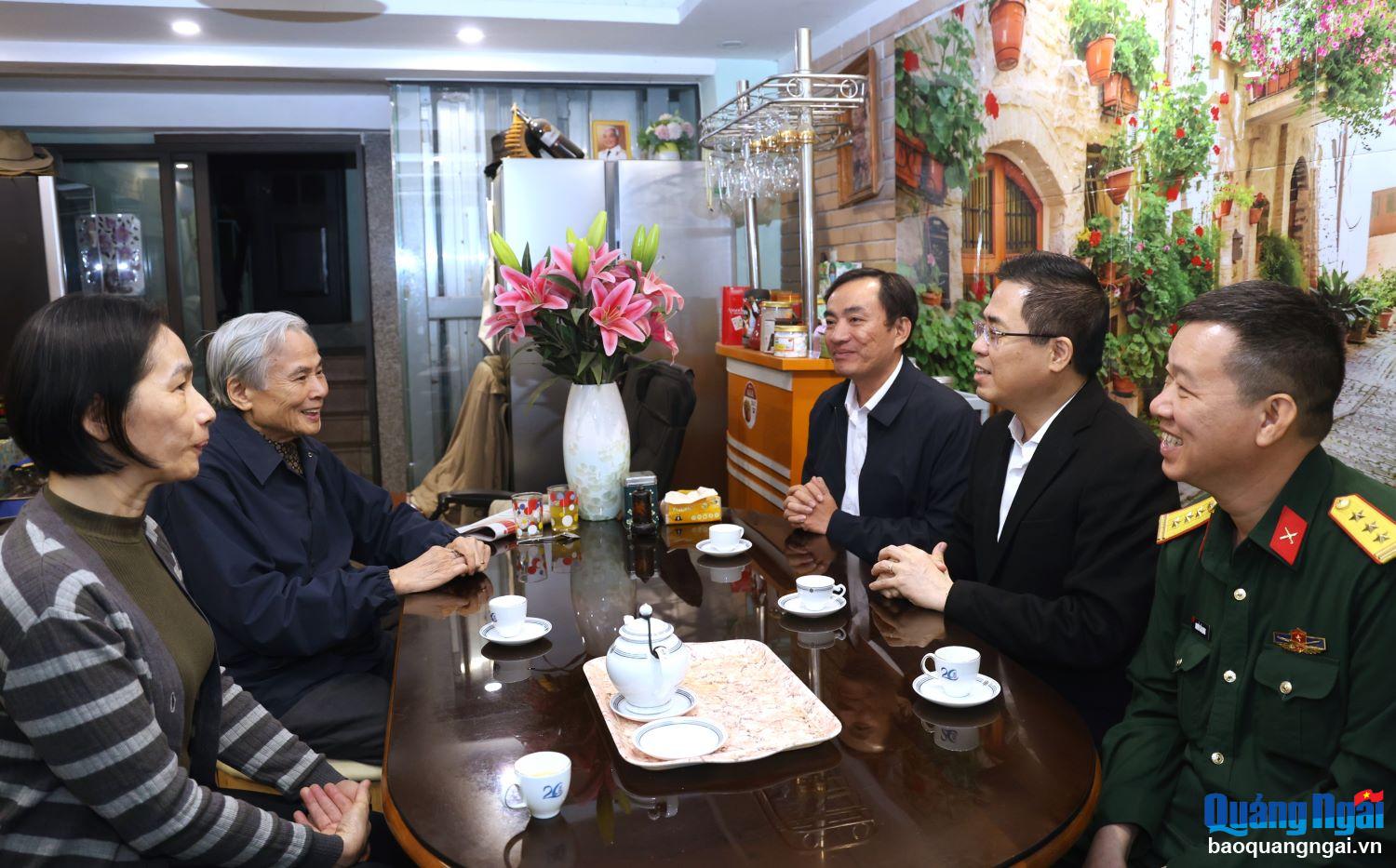 Phó Bí thư Tỉnh ủy, Chủ tịch UBND tỉnh Nguyễn Hoàng Giang và các thành viên trong Đoàn công tác thăm hỏi đời sống gia đình đồng chí Nguyễn Tấn Phước.