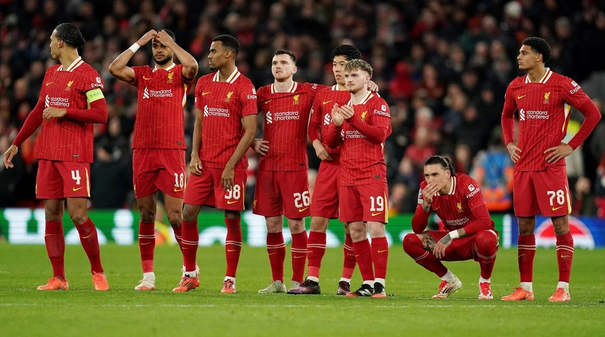 Nỗi thất vọng của các cầu thủ Liverpool khi để thua PSG trong loạt sút luân lưu (Ảnh: Getty).