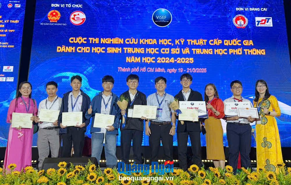 Đoàn Quảng Ngãi tham dự lễ bế mạc và trao giải Cuộc thi Nghiên cứu khoa học, kỹ thuật cấp quốc gia học sinh (HS) THCS và THPT, năm học 2024 - 2025. Ảnh: CẨM HIỆP.