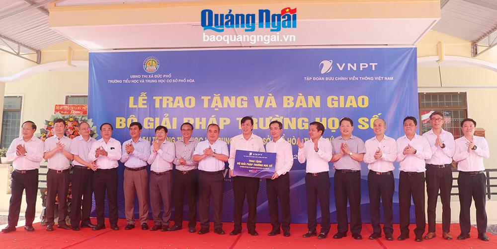 Lãnh đạo tỉnh, lãnh đạo Tập đoàn Bưu chính Viễn thông Việt Nam cùng các nhà tài trợ trao bảng tài trợ cho nhà trường.