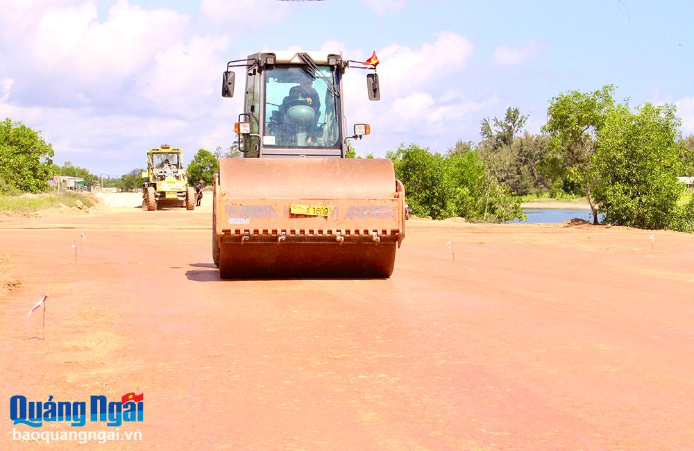 Thi công đường ven biển Dung Quất - Sa Huỳnh giai đoạn IIb, đoạn qua huyện Mộ Đức.            Ảnh: THANH NHỊ