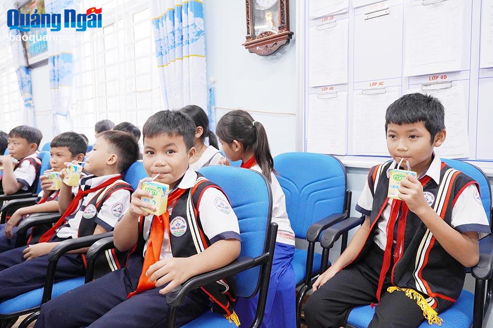 Mang sữa đậu nành đến với học sinh