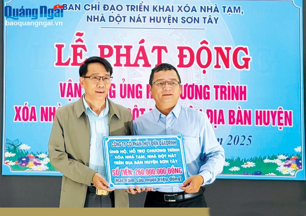 Chủ tịch Ủy ban MTTQ Việt Nam huyện Sơn Tây Bạch Ngọc Thêm (bên trái) tiếp nhận 260 triệu đồng của Công ty CP Thủy điện Đăkđrinh ủng hộ xóa nhà tạm, nhà dột nát trên địa bàn.