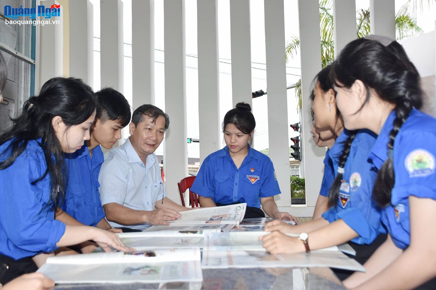 Tổng Biên tập Báo Quảng Ngãi dành thời gian trao đổi cùng các học sinh Trường THPT Ba Tơ về nội dung, ý nghĩa của ấn phẩm đặc biệt Quảng Ngãi - Đất Mẹ Anh hùng.