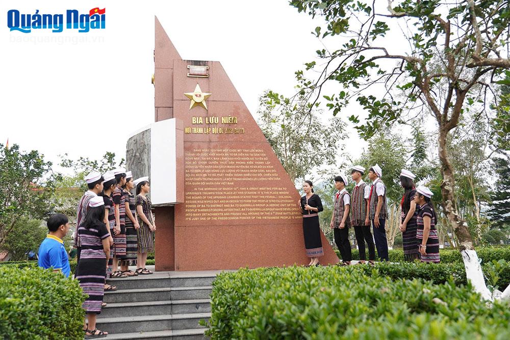 Học sinh trên địa bàn huyện Ba Tơ tìm hiểu quá trình thành lập 
Đội Du kích Ba Tơ.  
Ảnh: THANH THUẬN	