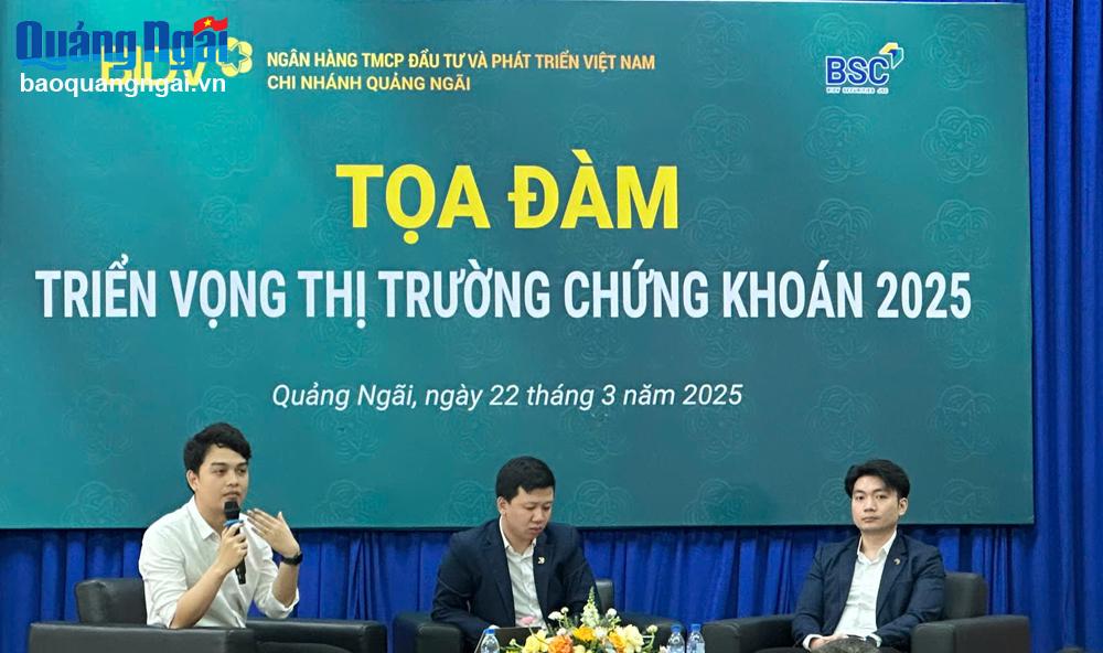 Các nhà đầu tư thảo luận tại buổi tọa đàm Triển vọng thị trường chứng khoán 2025