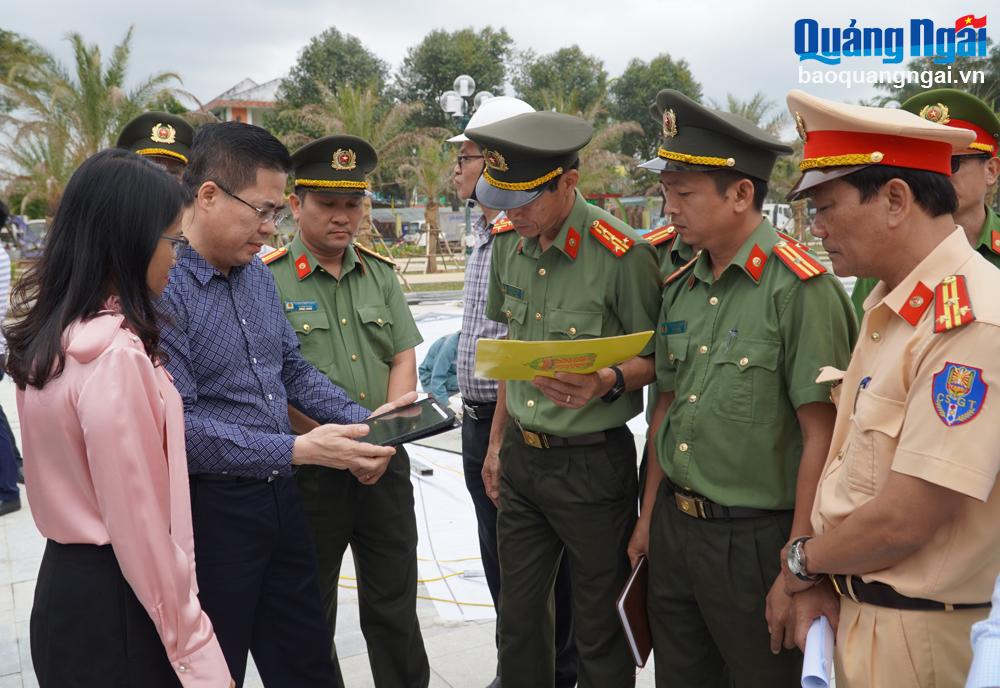 Phó Bí thư Tỉnh ủy, Chủ tịch UBND tỉnh Nguyễn Hoàng Giang trao đổi với lực lượng công an về công tác đảm bảo ANTT tại Quảng trường đường Phạm Văn Đồng.