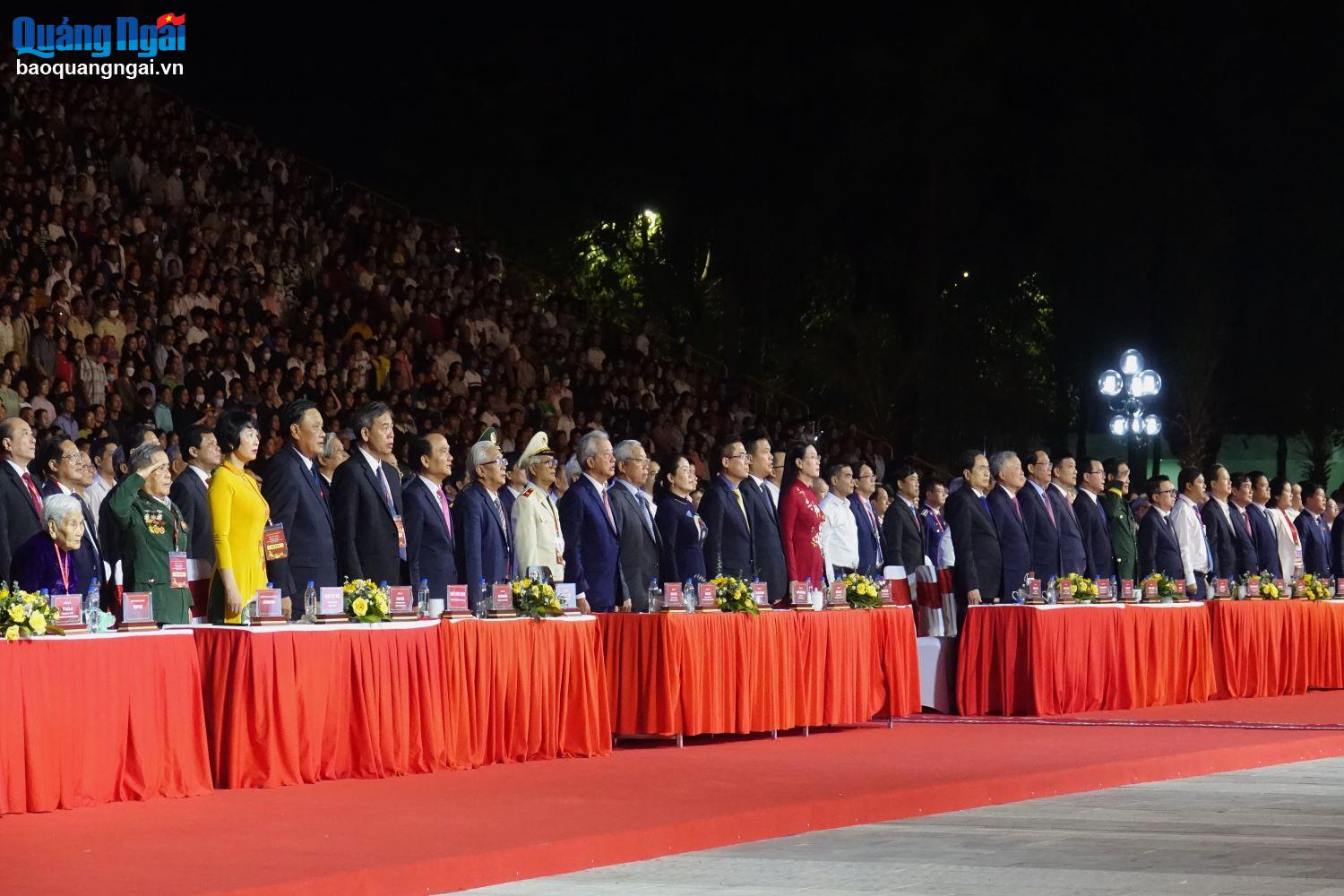 Các đồng chí lãnh đạo Đảng, Nhà nước, tỉnh Quảng Ngãi và nhân dân tham dự buổi lễ thực hiện ngị Các đại biểu tham dự Lễ kỷ niệm thực hiện nghi lễ chào cờ