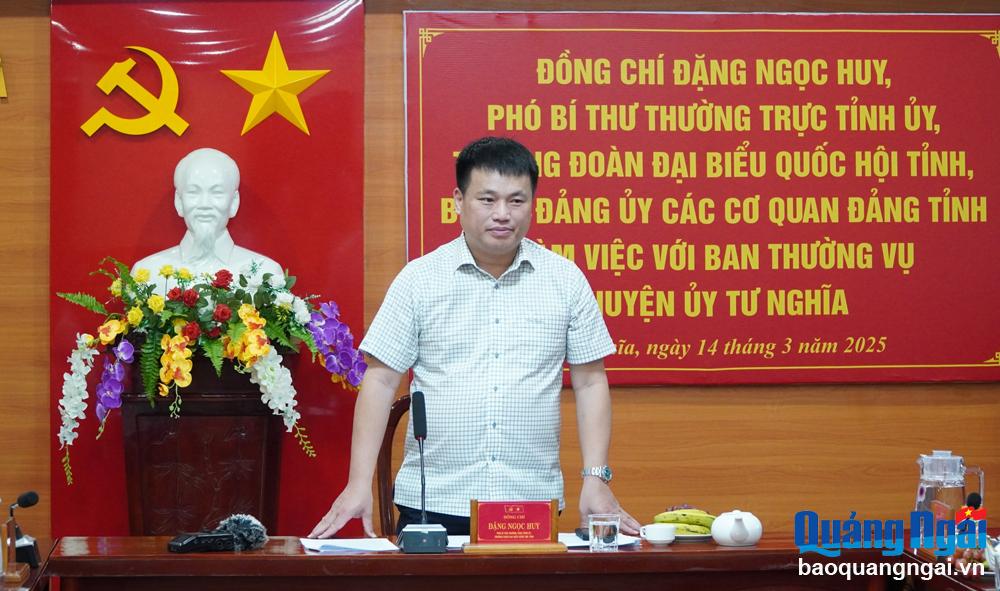 Phó Bí thư Thường trực Tỉnh ủy Đặng Ngọc Huy làm việc với Ban Thường vụ Huyện ủy Tư Nghĩa