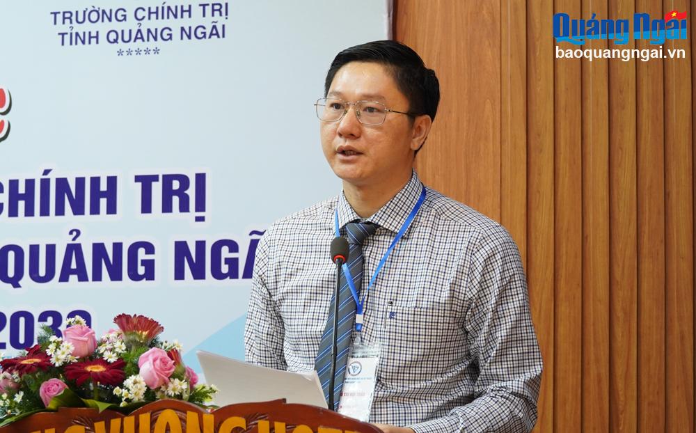 TS Nguyễn Viết Vy - Hiệu trưởng Trường Chính trị tỉnh phát biểu tại hội thảo.